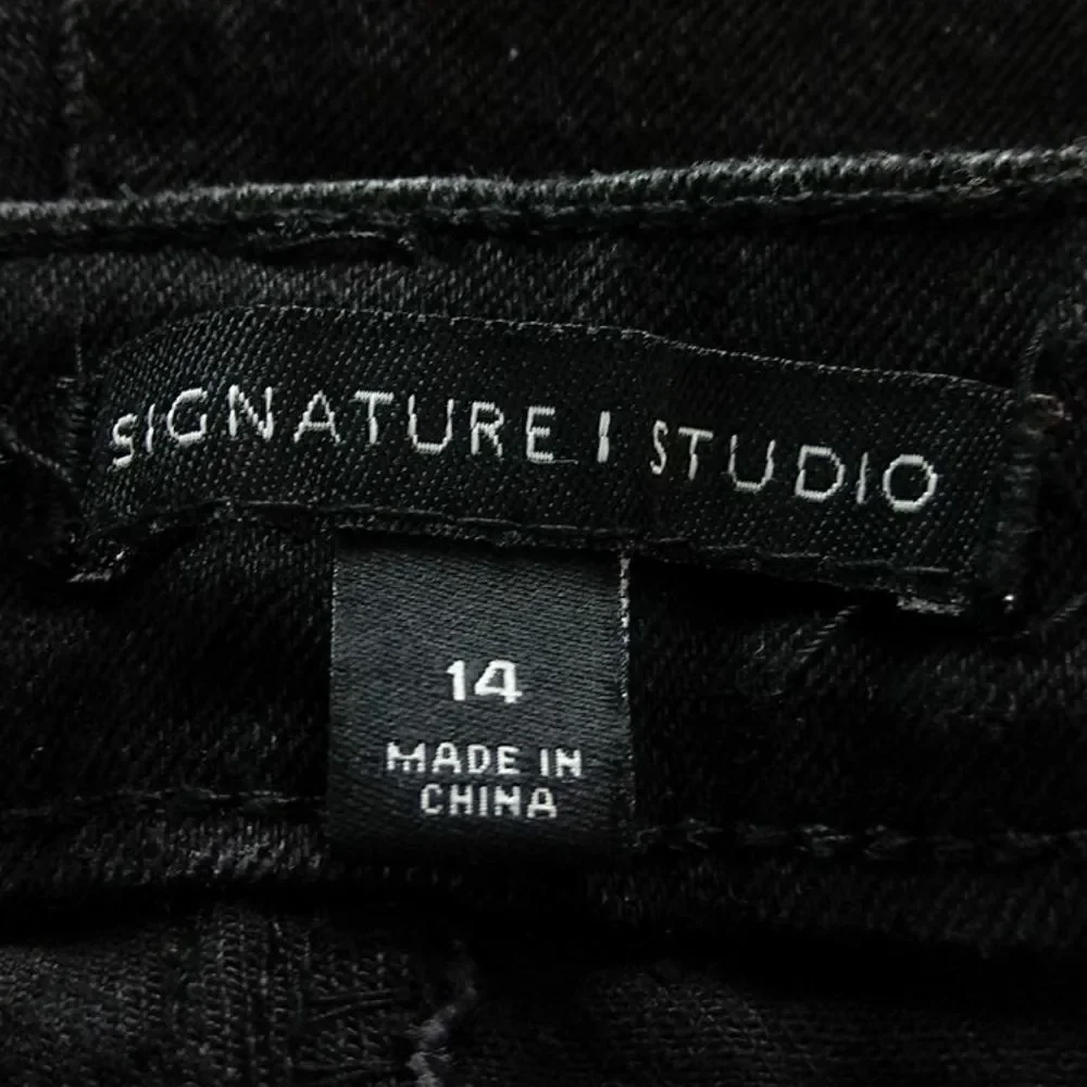 Signature Studio black distressed Jeans with cuffs